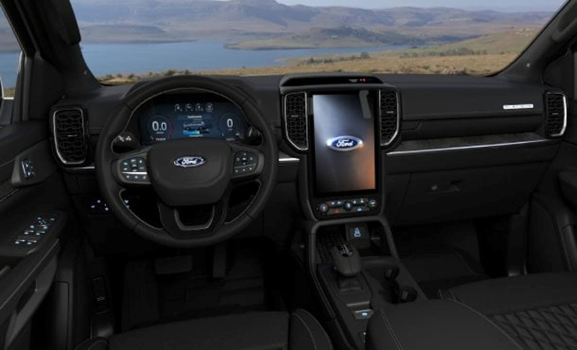 Bảng điều khiển hiện đại trên xe Ford Everest Platium 2024