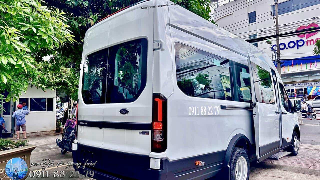 ford transit 18 cho trang ngoai that 6