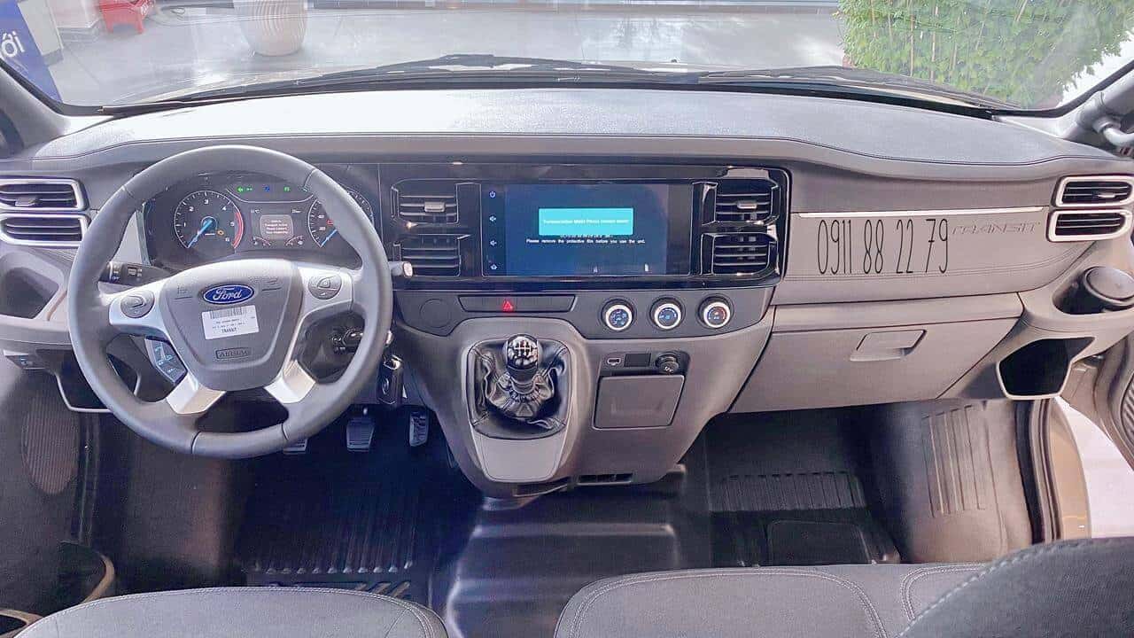 Bảng táp-lô của xe Ford Transit màu bạc 2022