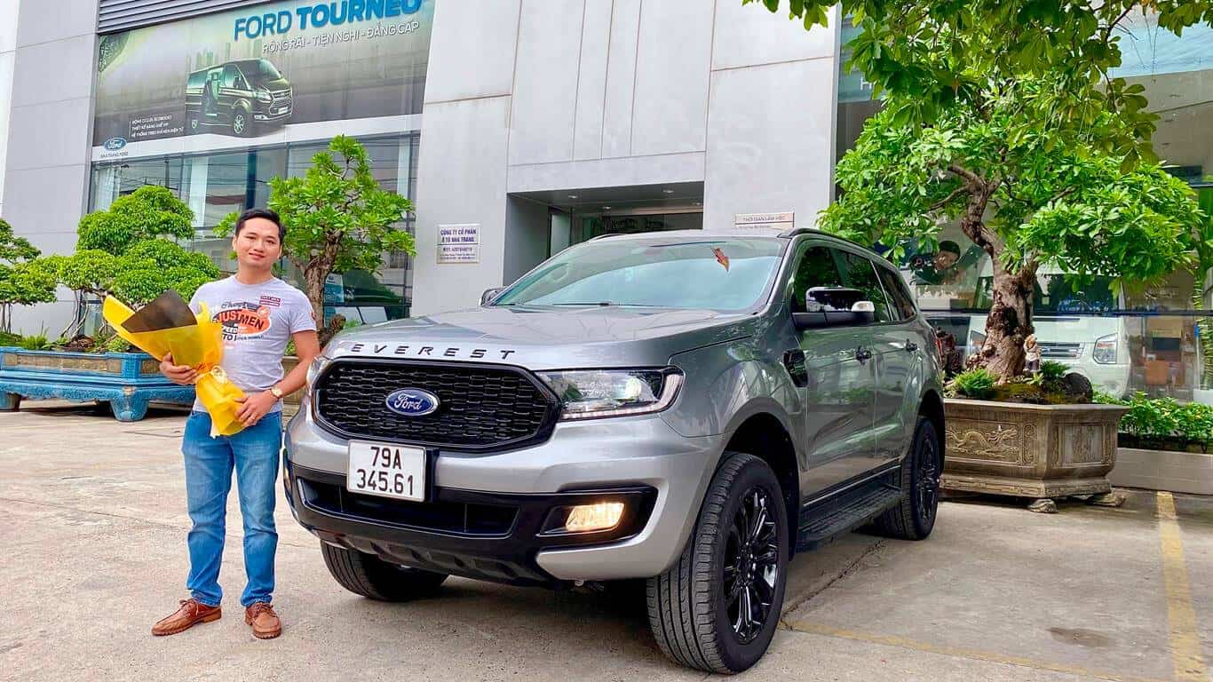 Giao xe Ford Everest Sport