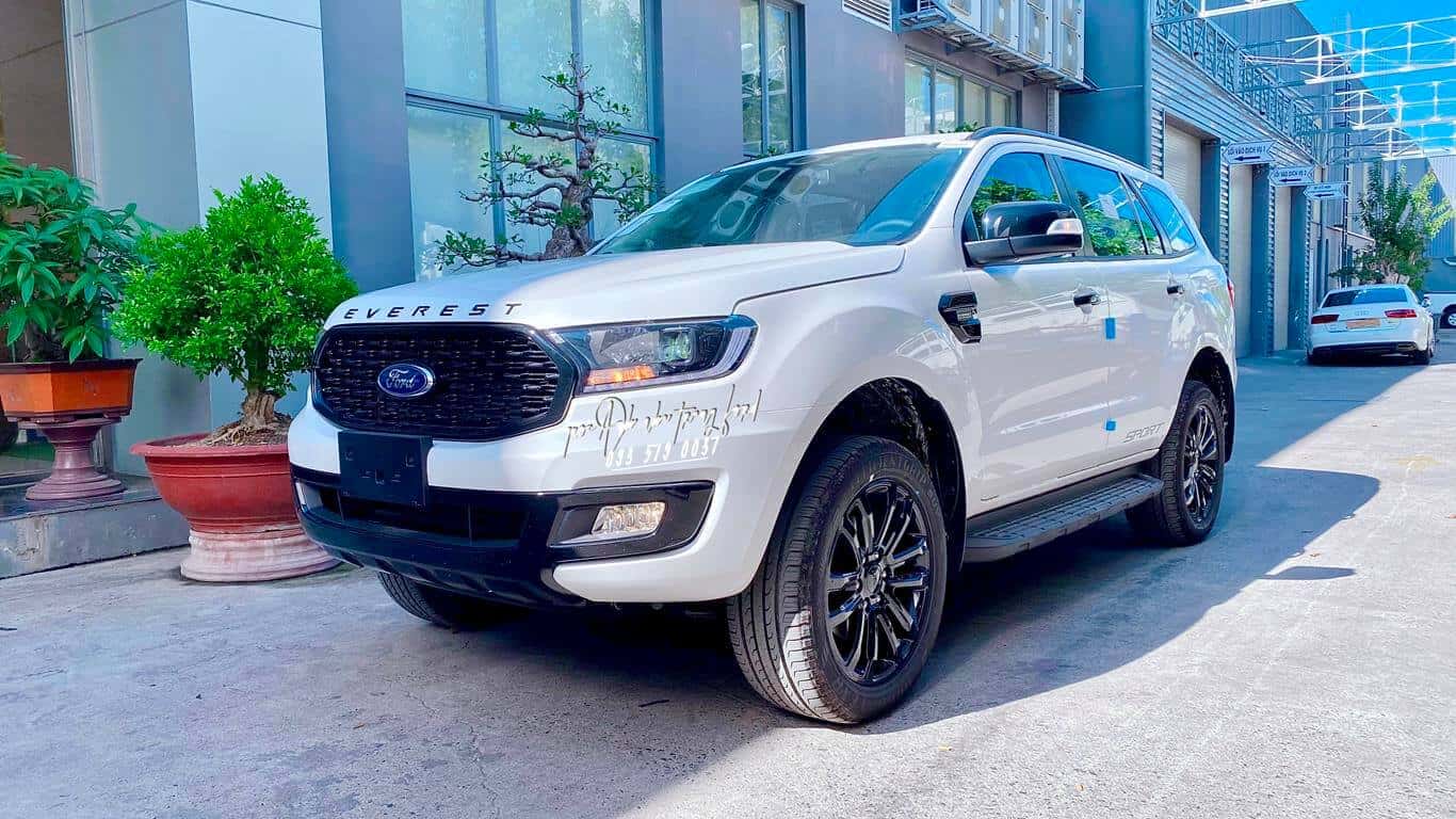 Động cơ Ford Everest Sport màu trắng 2021
