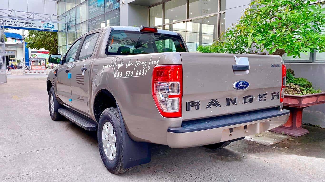 Ngoại thất xe bán tải Ford Ranger XLS màu bạc 2021