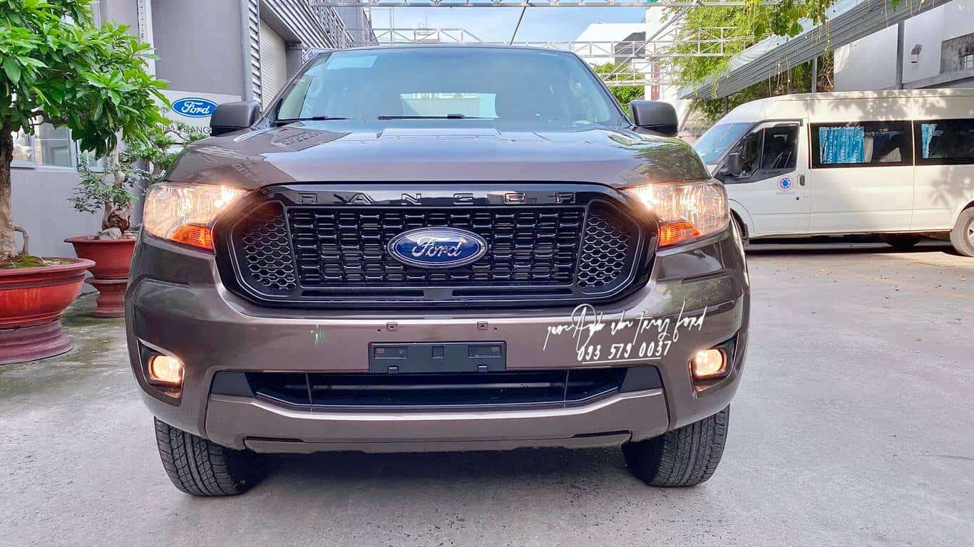 Ngoại thất xe bán tải Ford Ranger XLS màu nâu 2021