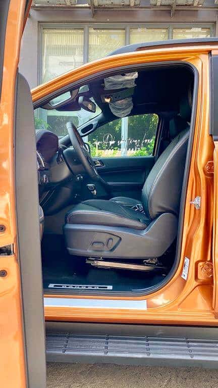 Nội thất Ford Ranger Wildtrak màu cam