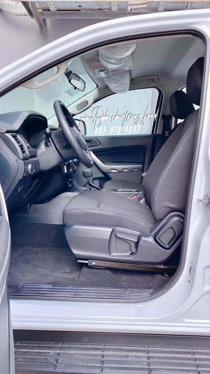 Nội thất Ford Ranger XLS màu trắng 2021