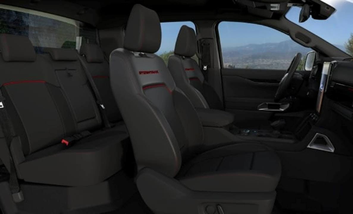 Thiết kế nội thất riêng biệt trên xe Ford Ranger Stormtrak 2024