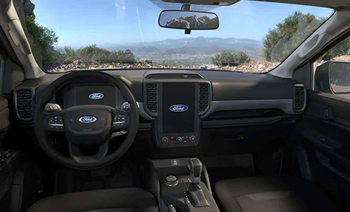 Ford Ranger XLS 2023: Bảng điều khiển công nghệ liền mạch